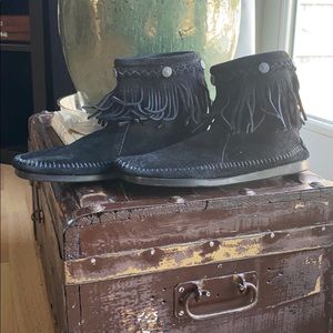 Minnetonka zip up boots